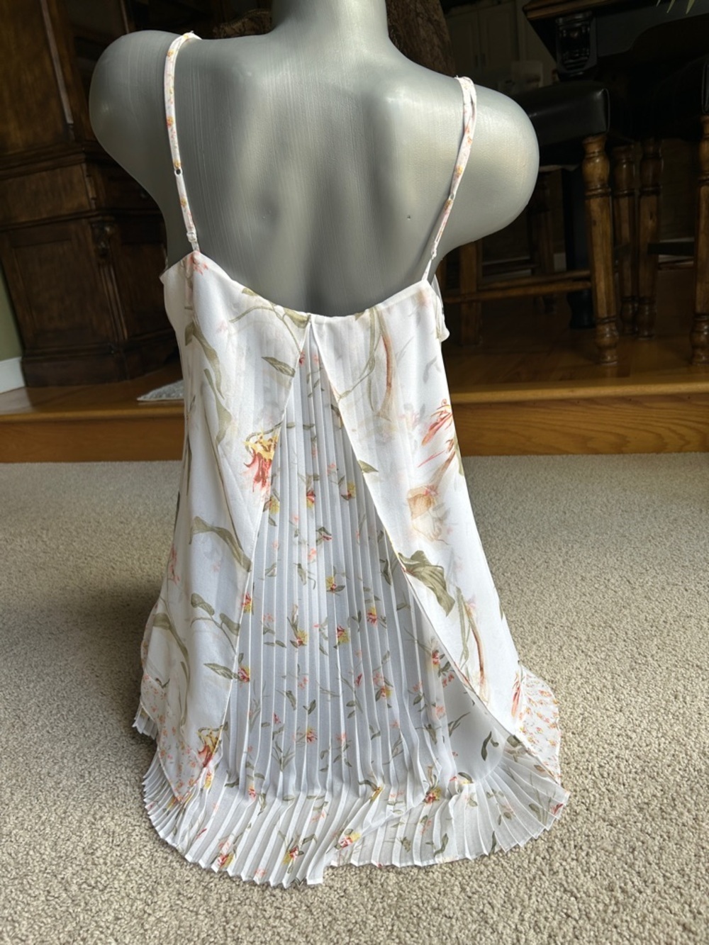 WHITE HOUSE, BLACK MARKET FLORAL SPLIT BACK TANK TOP - Picture 3 of 5